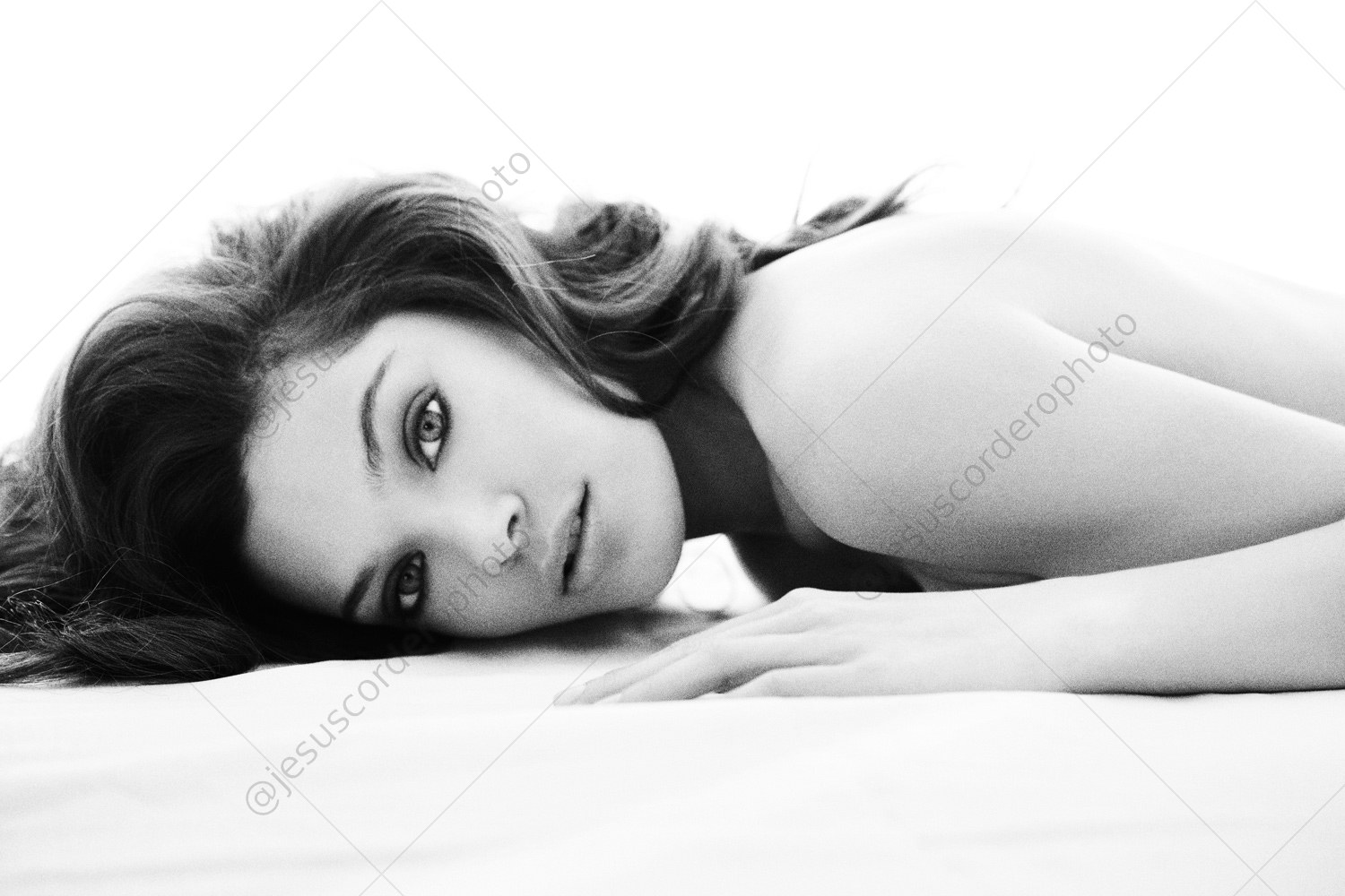 Retrato editorial en blanco y negro de Ana Rujas